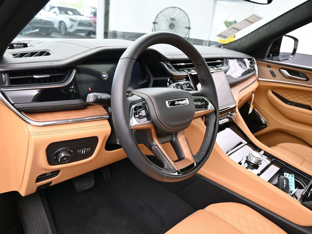 Used 2025 Jeep Grand Cherokee L Summit w/ Luxury Tech Group V image 10