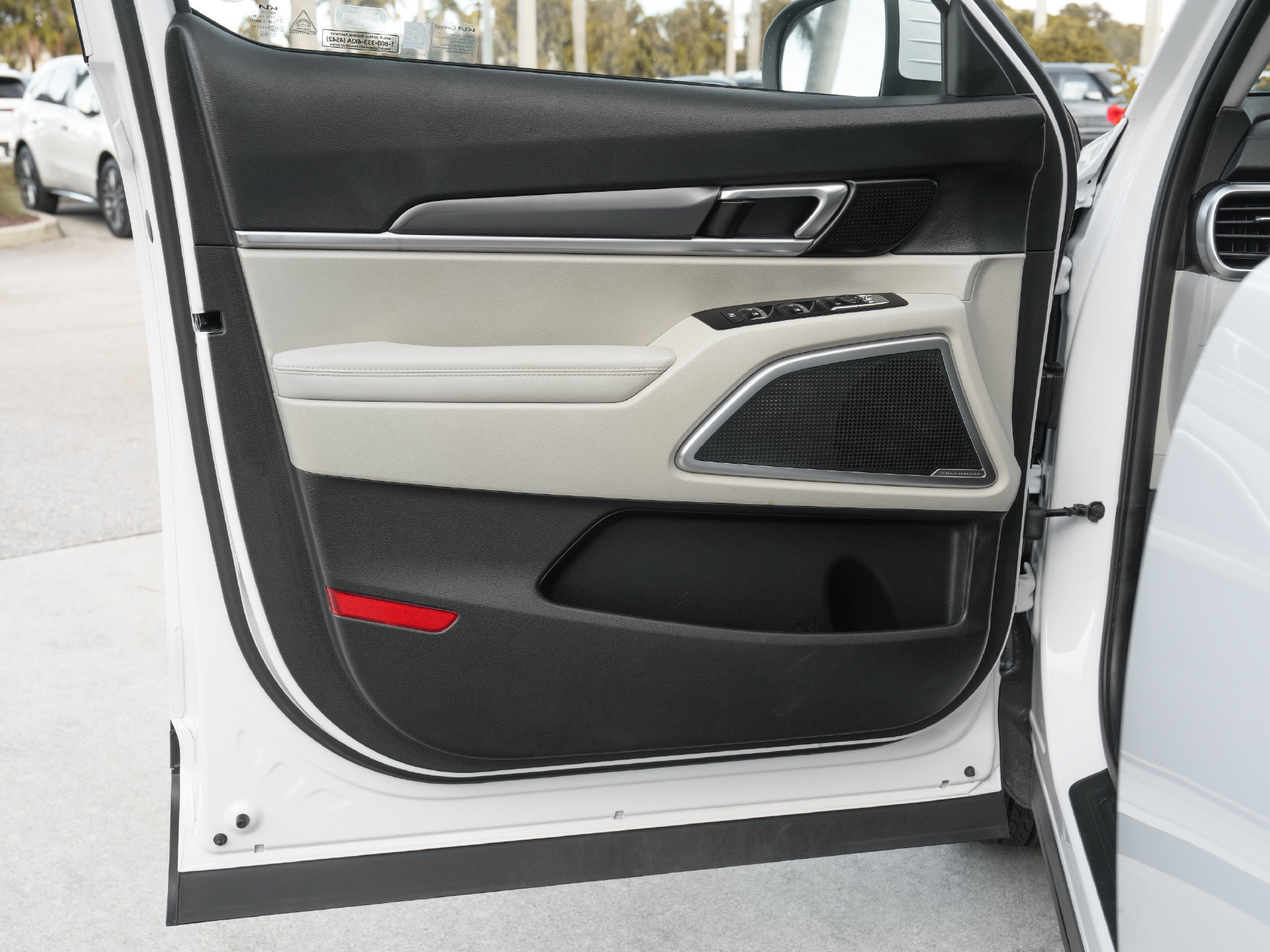 Used 2025 Kia Telluride S FWD image 32