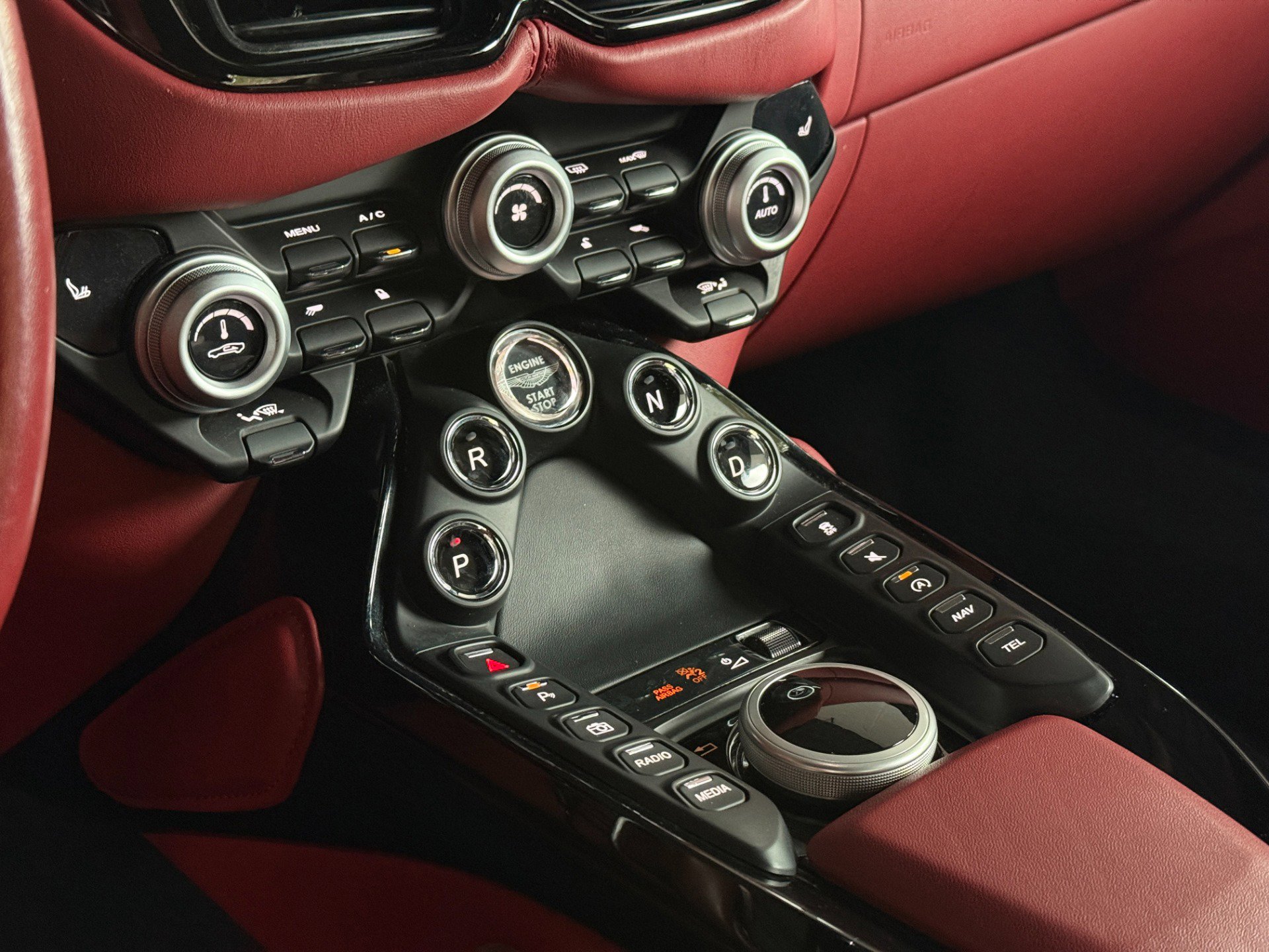 Used 2023 Aston Martin V8 Vantage Coupe image 32