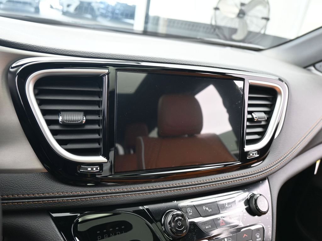 New 2026 Chrysler Pacifica Pinnacle image 17