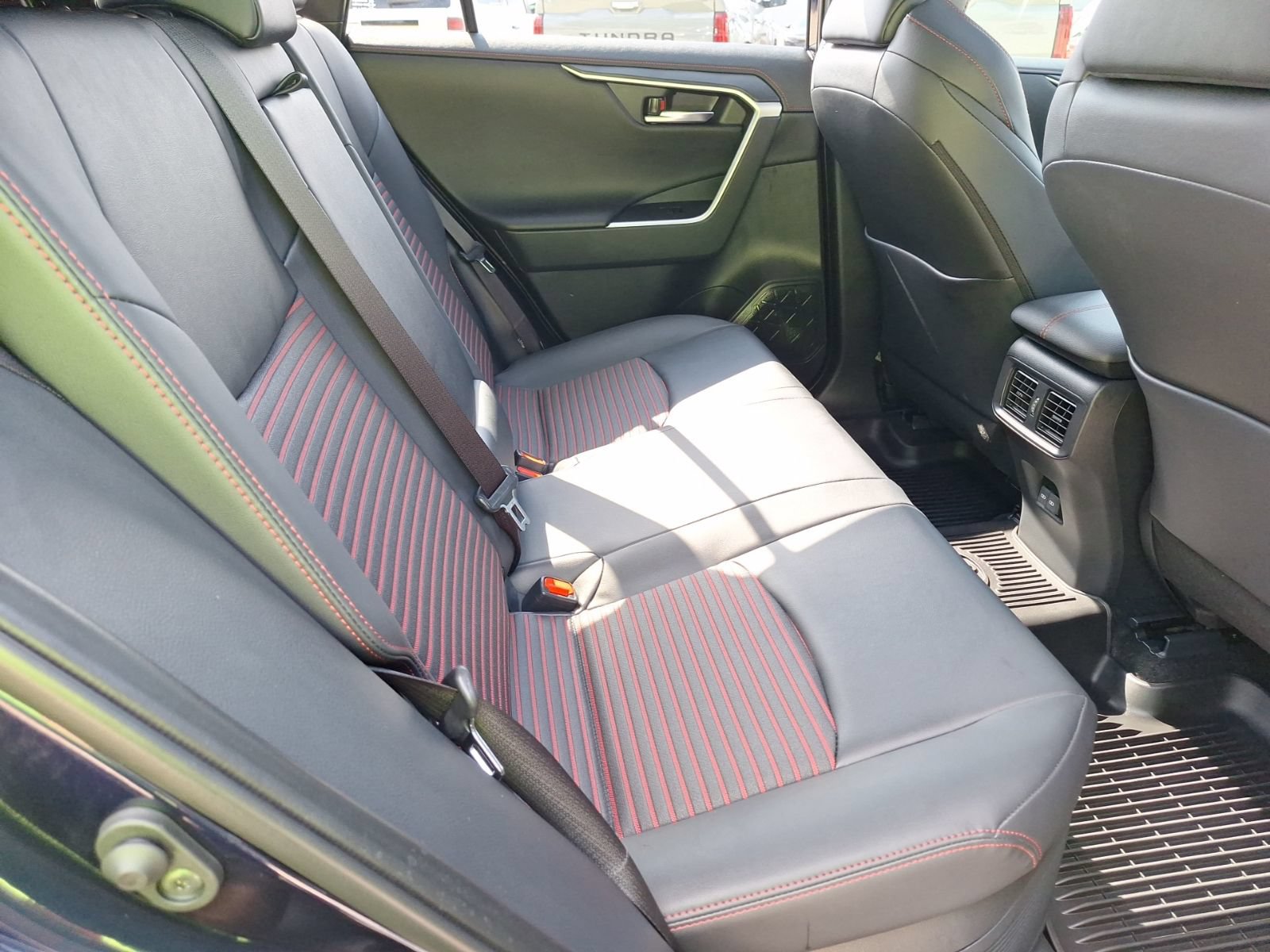 Used 2025 Toyota RAV4 XSE AWD/4WD image 30