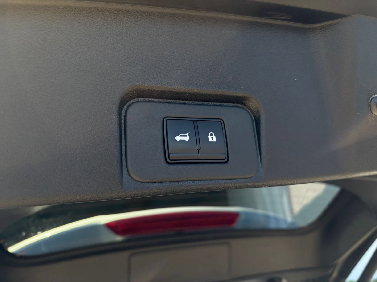 Used 2025 Nissan Rogue SV FWD image 23