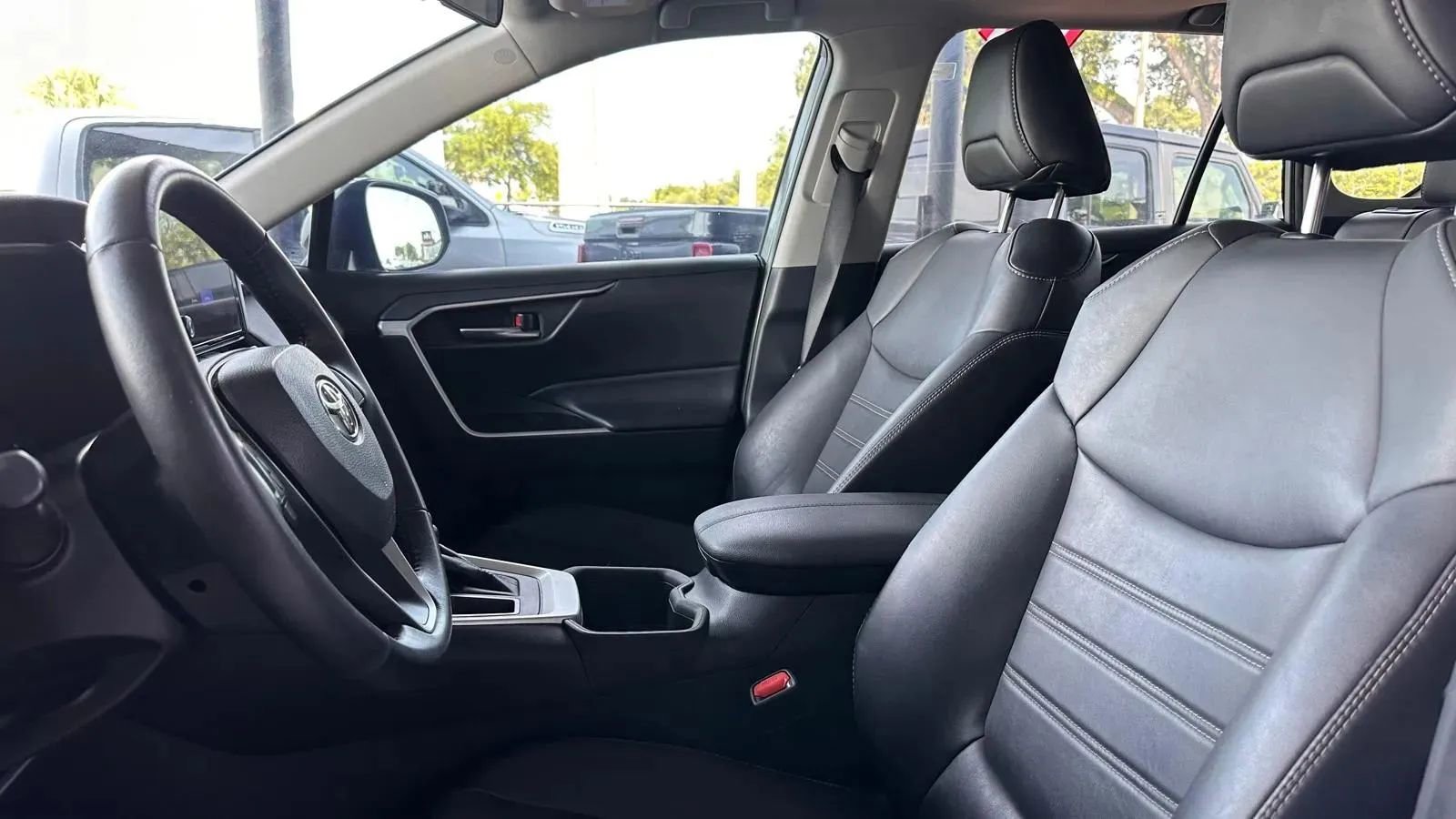 Used 2023 Toyota RAV4 XLE Premium image 9