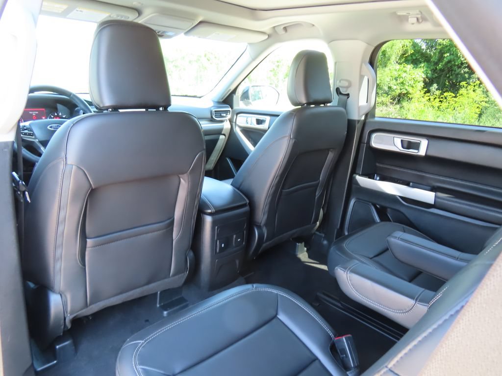 Used 2024 Ford Explorer XLT w/ Equipment Group 202A AWD/4WD image 28
