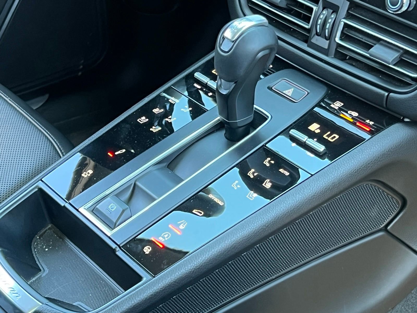 Certified 2022 Porsche Macan S AWD/4WD image 32