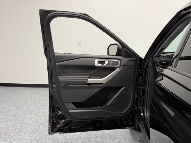 Used 2023 Ford Explorer XLT w/ Equipment Group 202A RWD image 9