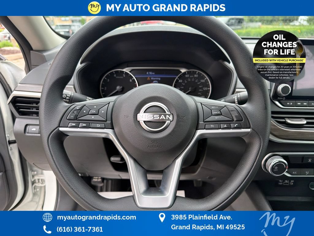 Used 2025 Nissan Altima 2.5 SV FWD image 14