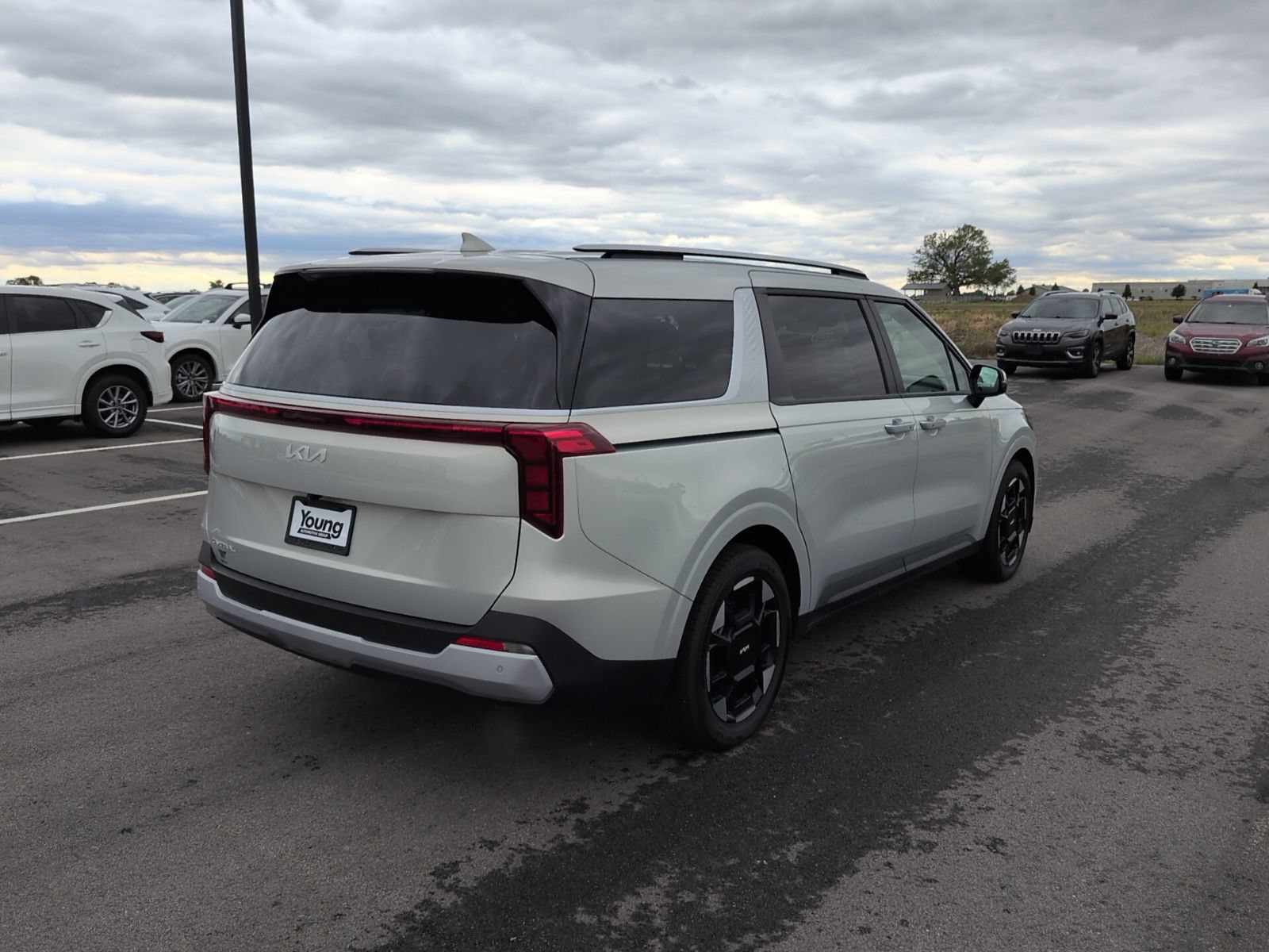 Used 2025 Kia Carnival EX FWD image 7