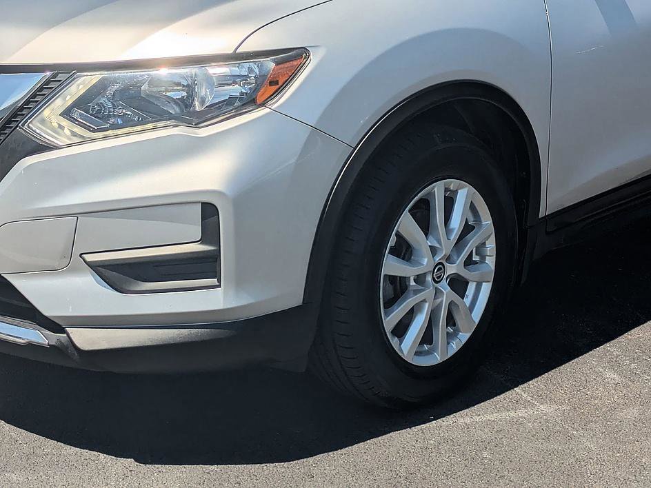 Used 2017 Nissan Rogue SV w/ SV Premium Package FWD image 9