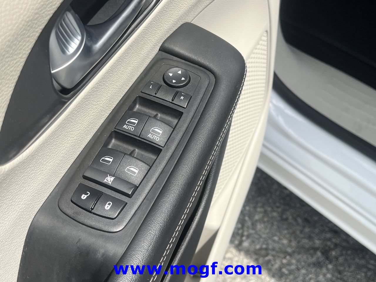 Used 2024 Chrysler Pacifica Touring-L FWD image 17