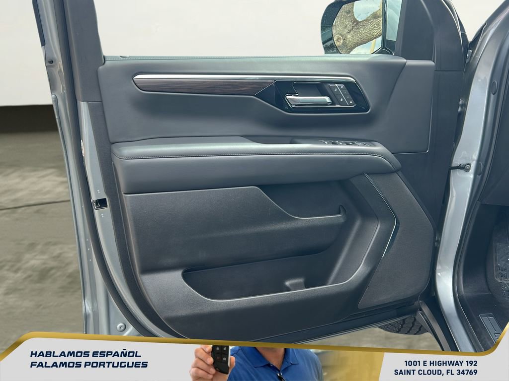 Used 2025 Chevrolet Suburban Z71 image 12