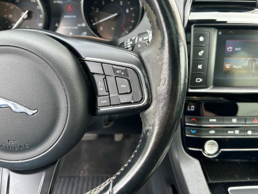 Used 2017 Jaguar F-PACE Premium image 27