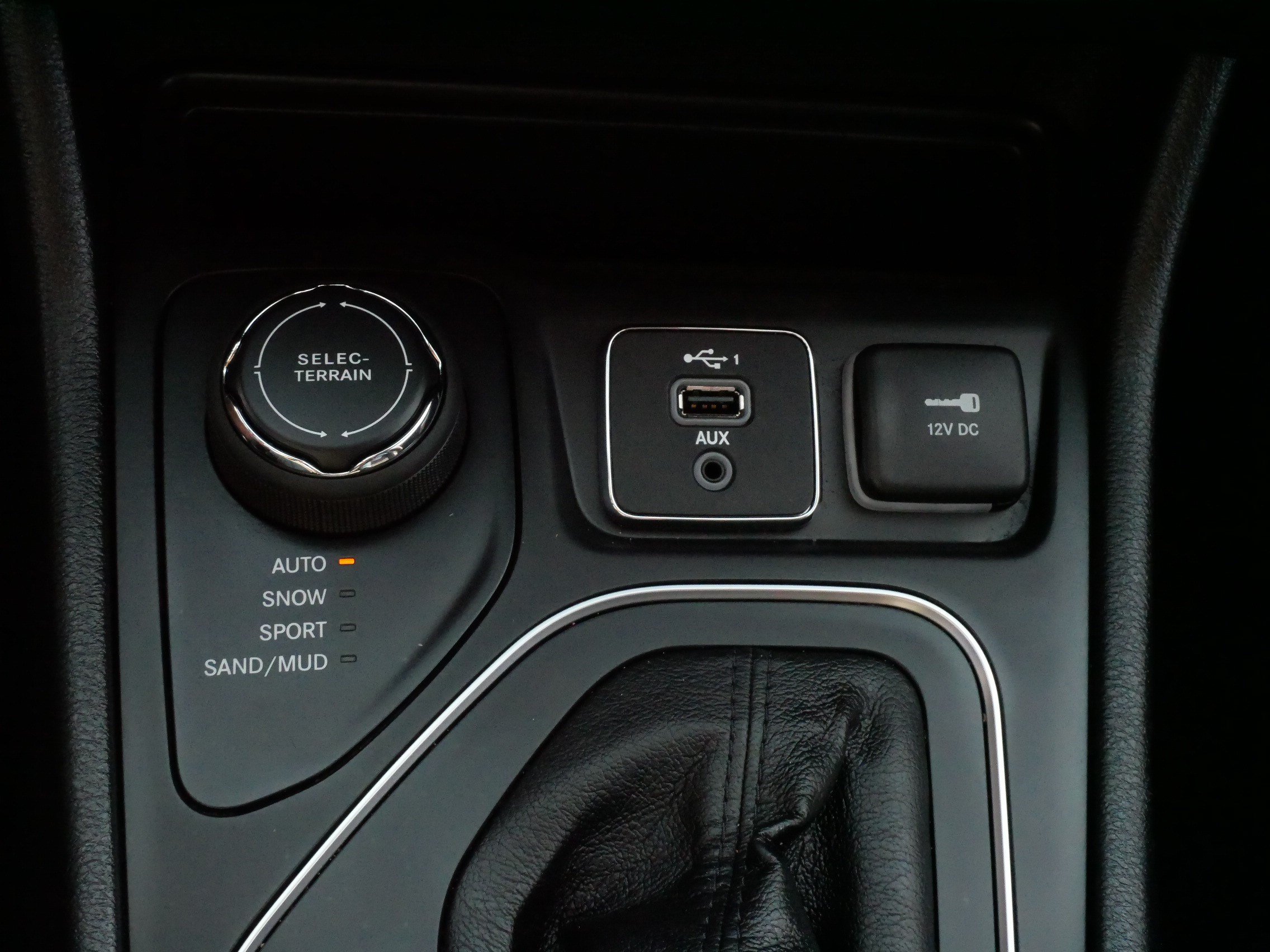 Used 2022 Jeep Cherokee Latitude AWD/4WD image 28