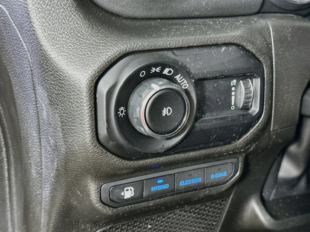 Used 2023 Jeep Wrangler Unlimited Sahara w/ Cold Weather Group AWD/4WD image 12