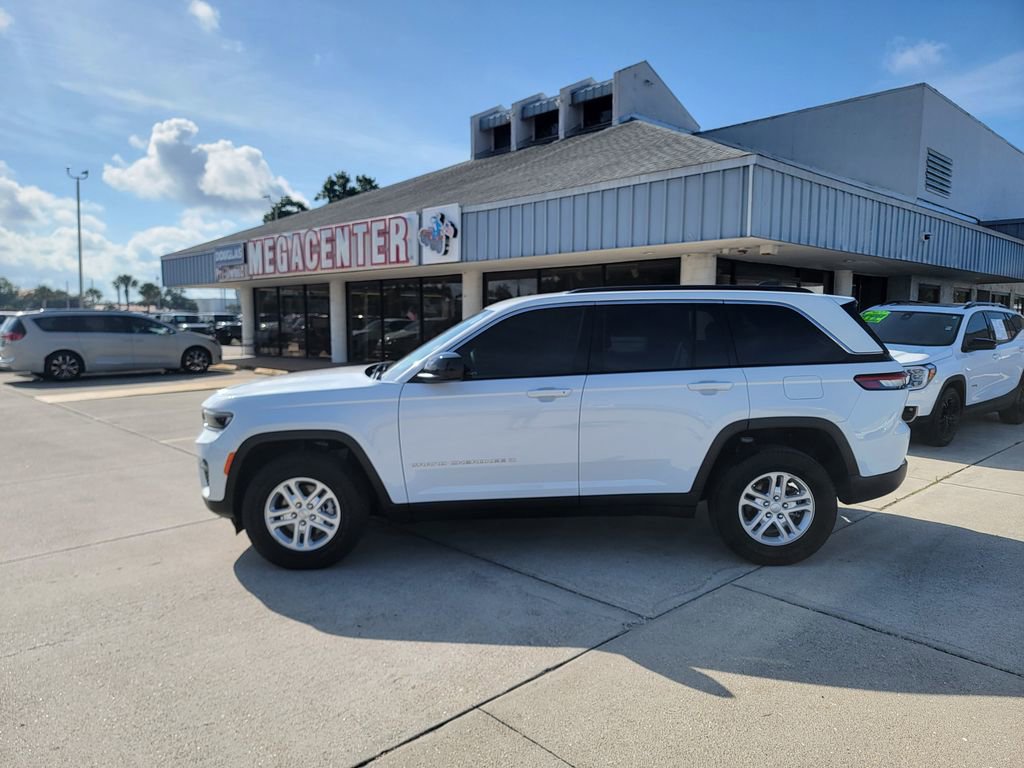 Used 2025 Jeep Grand Cherokee Laredo w/ Trailer Tow Package AWD/4WD image 2