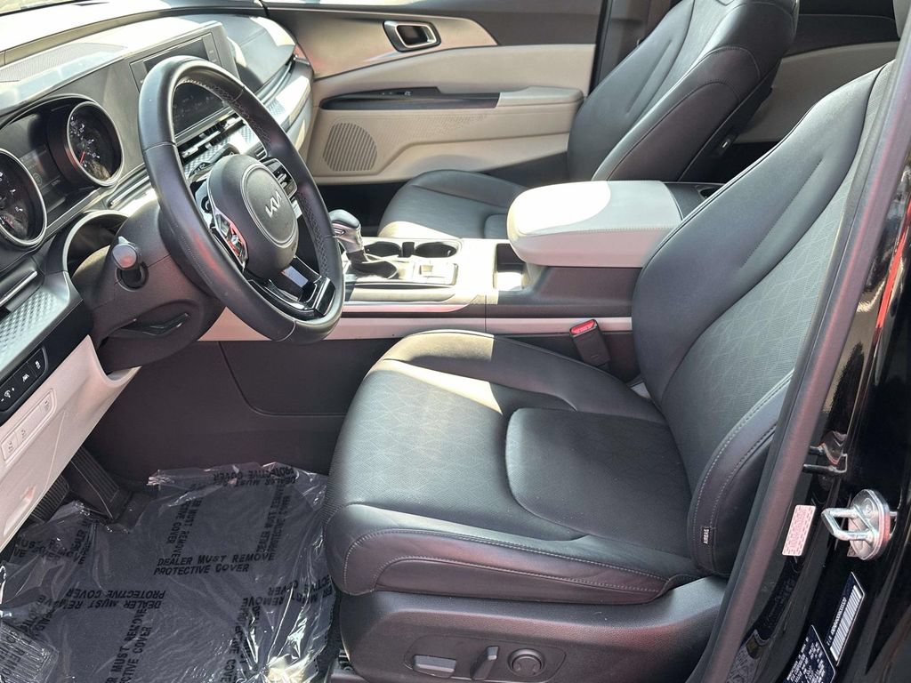 New 2024 Kia Carnival LX FWD image 16