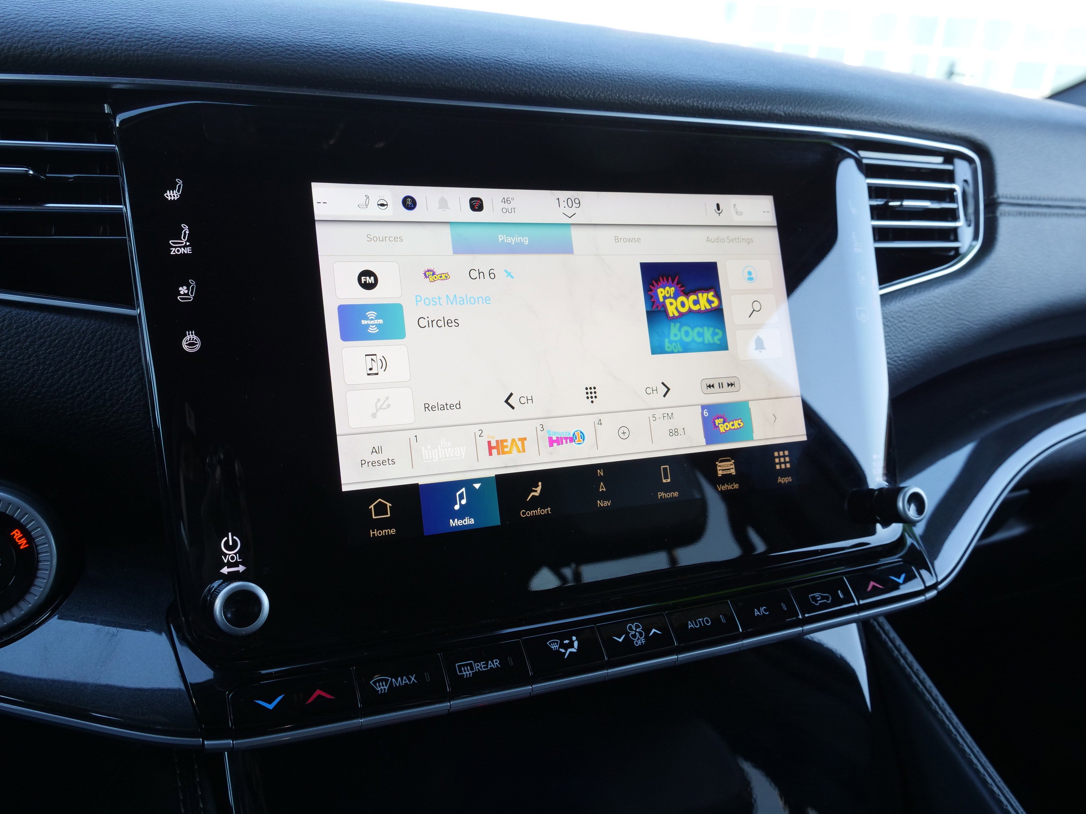 Used 2024 Jeep Wagoneer L Base image 28