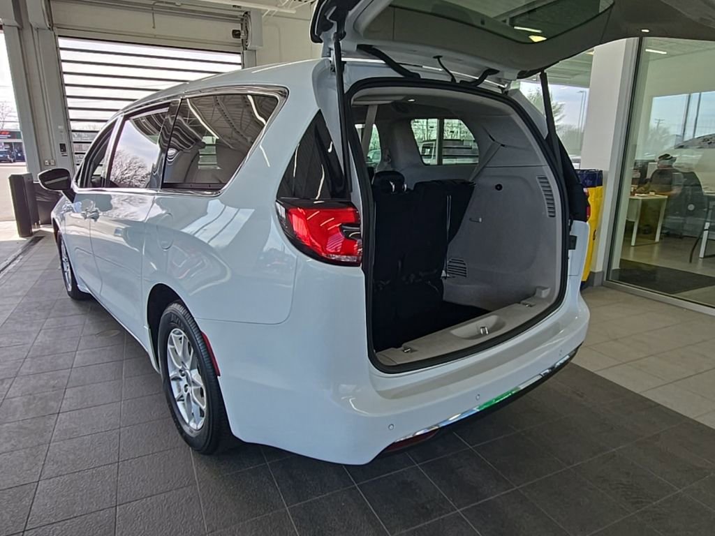 Used 2024 Chrysler Pacifica Touring-L image 12