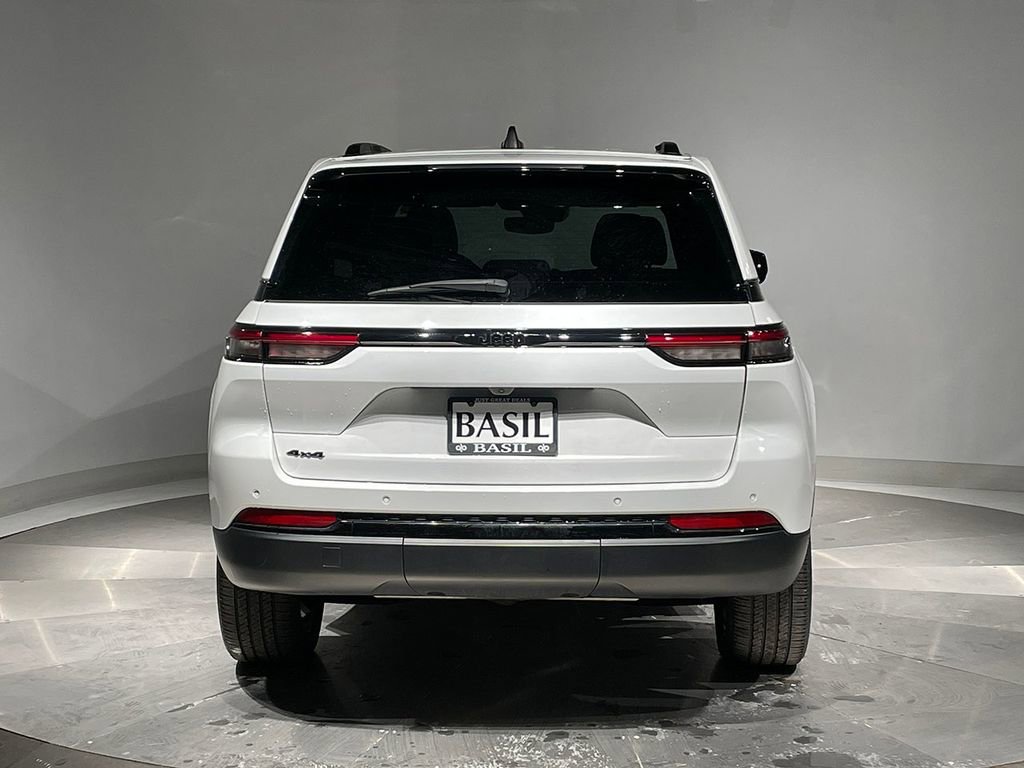 Used 2023 Jeep Grand Cherokee Altitude image 12