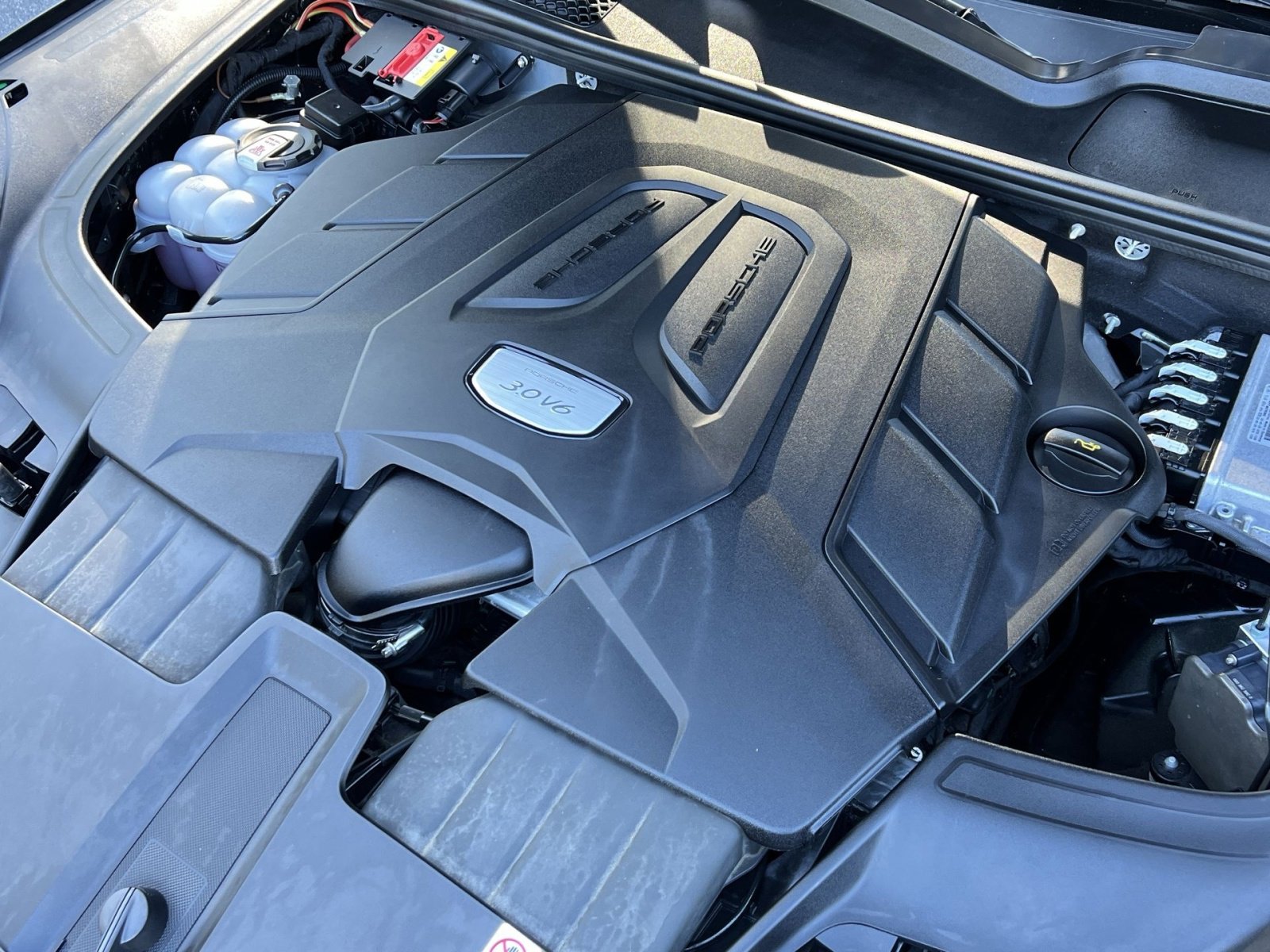 Used 2022 Porsche Cayenne Platinum Edition image 27