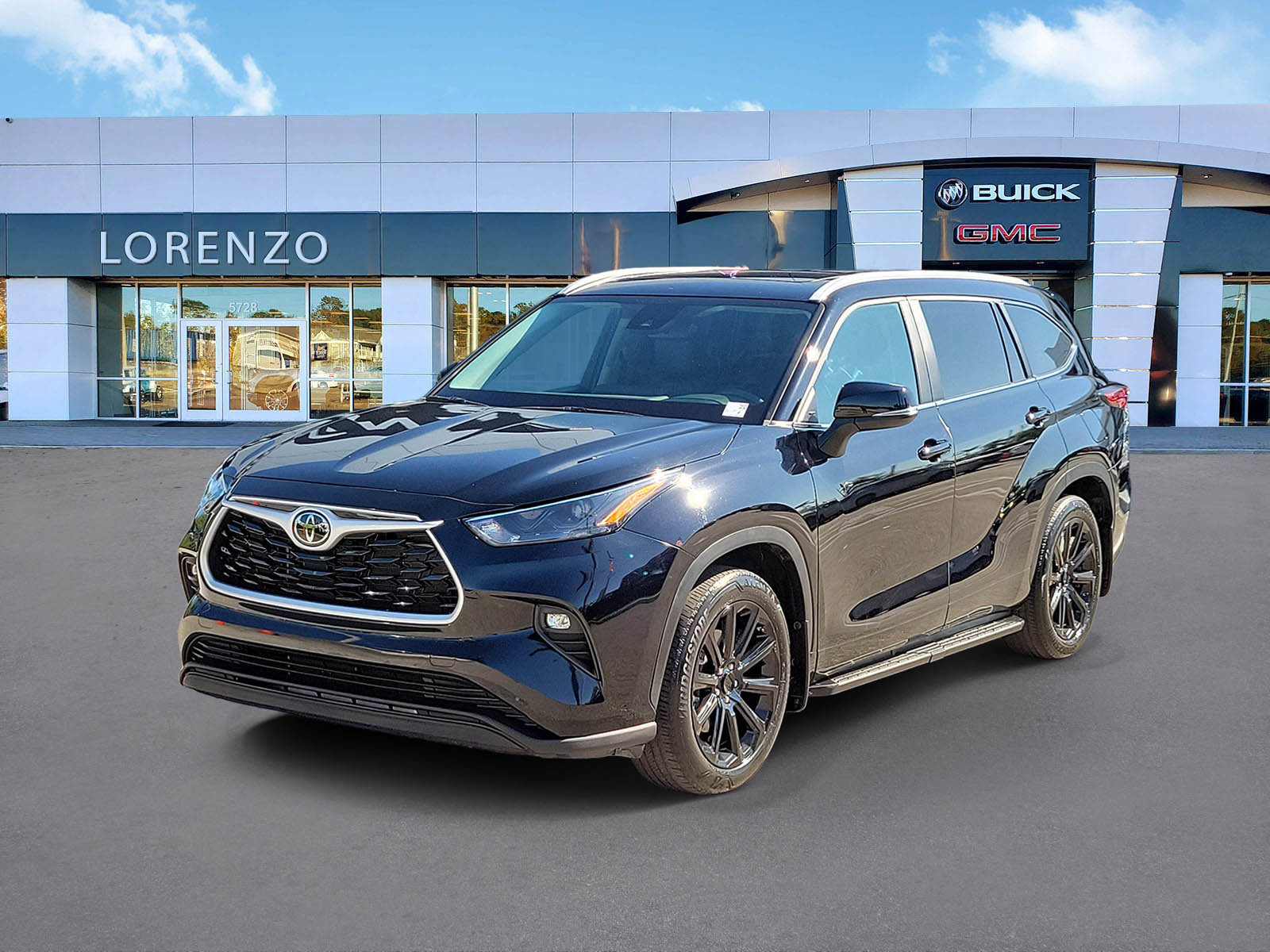 Used 2023 Toyota Highlander XLE FWD image 1