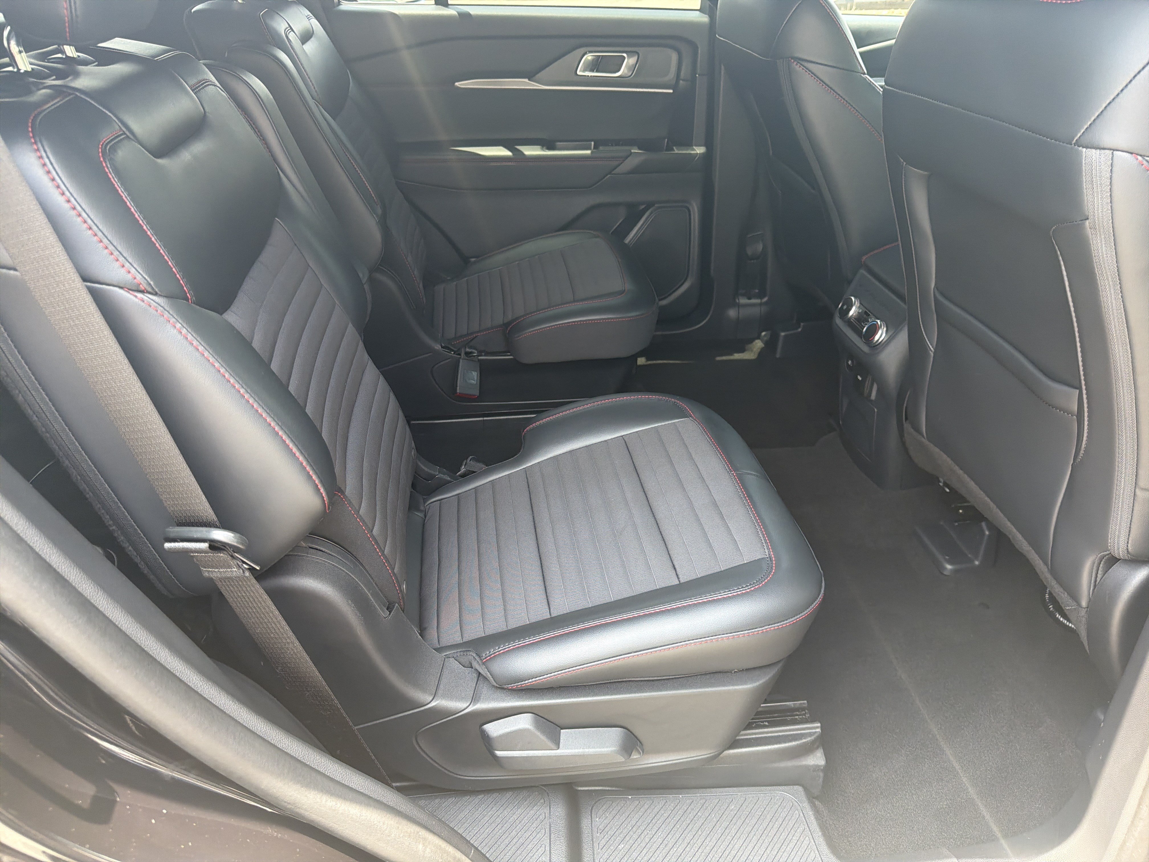Used 2025 Ford Explorer ST-Line AWD/4WD image 18