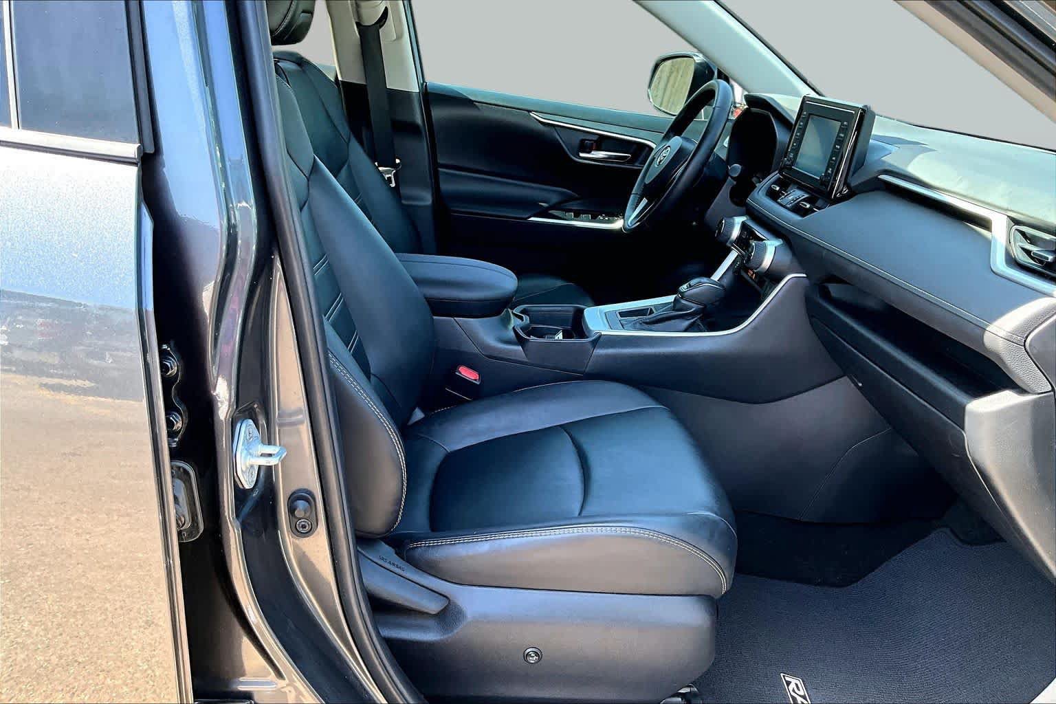 Used 2019 Toyota RAV4 XLE Premium FWD image 11