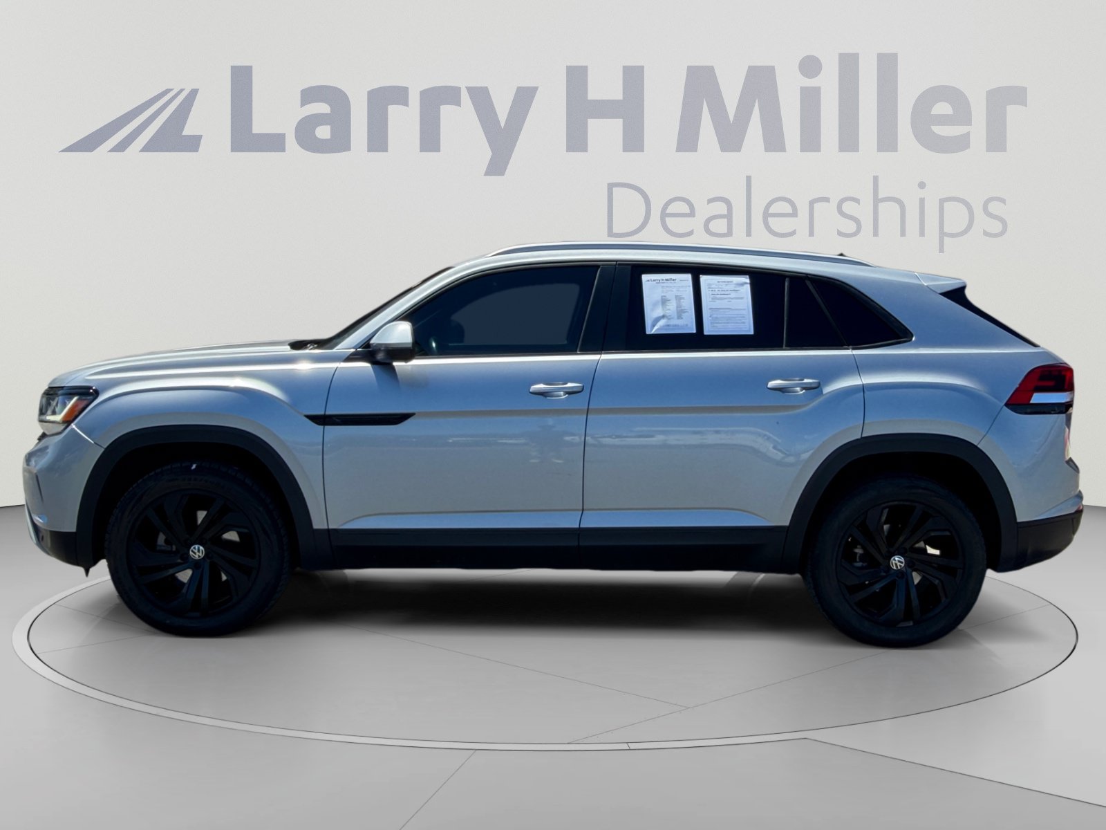 Used 2020 Volkswagen Atlas Cross Sport SE AWD/4WD image 2