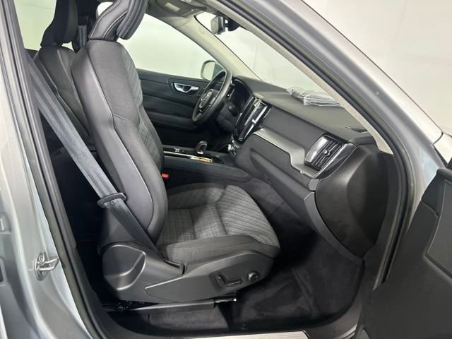 Used 2022 Volvo XC60 B5 Momentum image 28