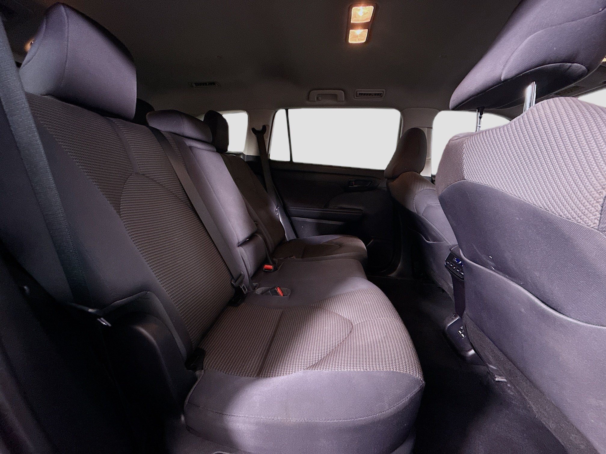 Used 2021 Toyota Highlander LE FWD image 27