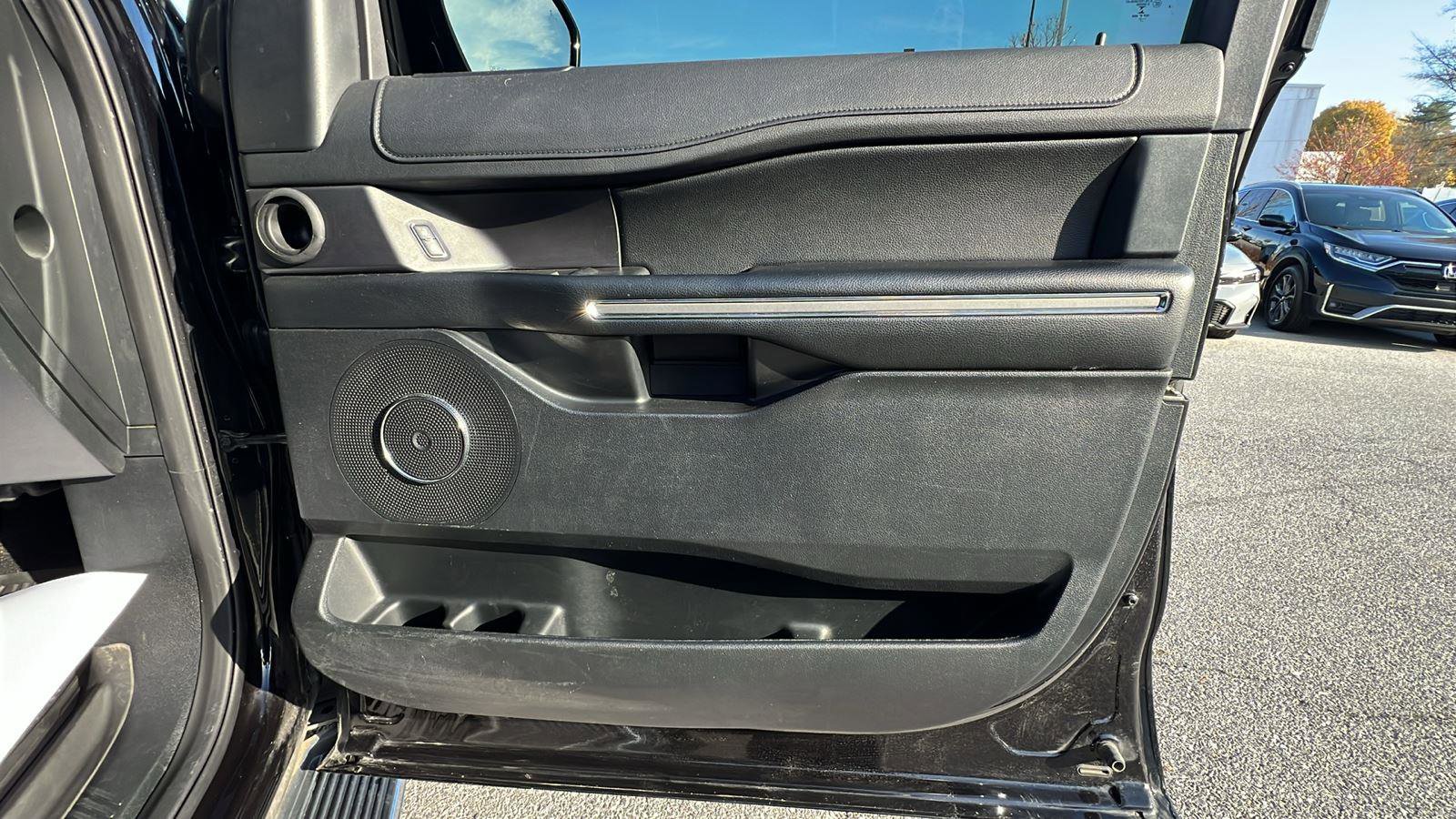 Used 2021 Ford Expedition XLT image 12