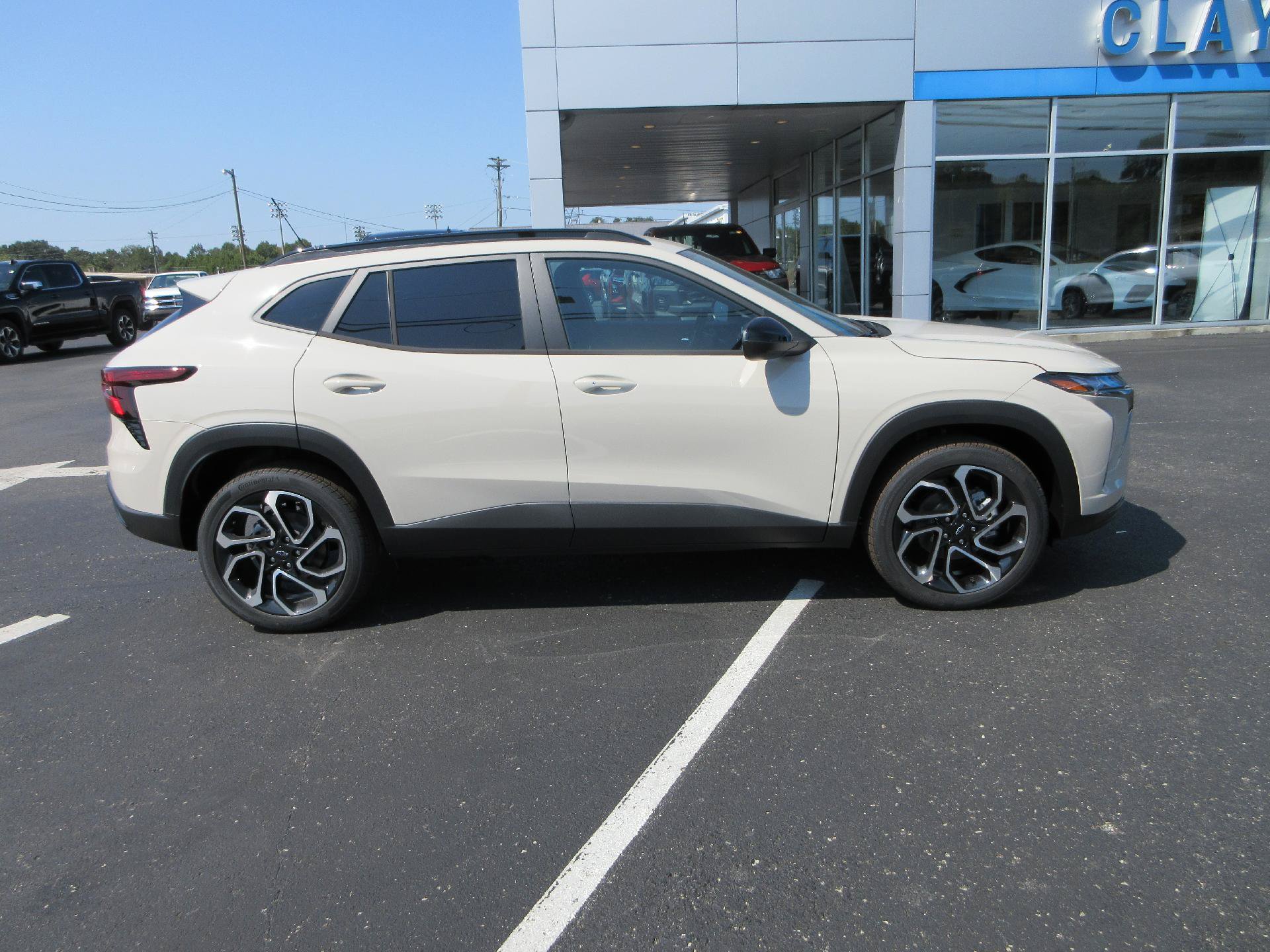 New 2026 Chevrolet Trax RS w/ Sunroof Package FWD image 2
