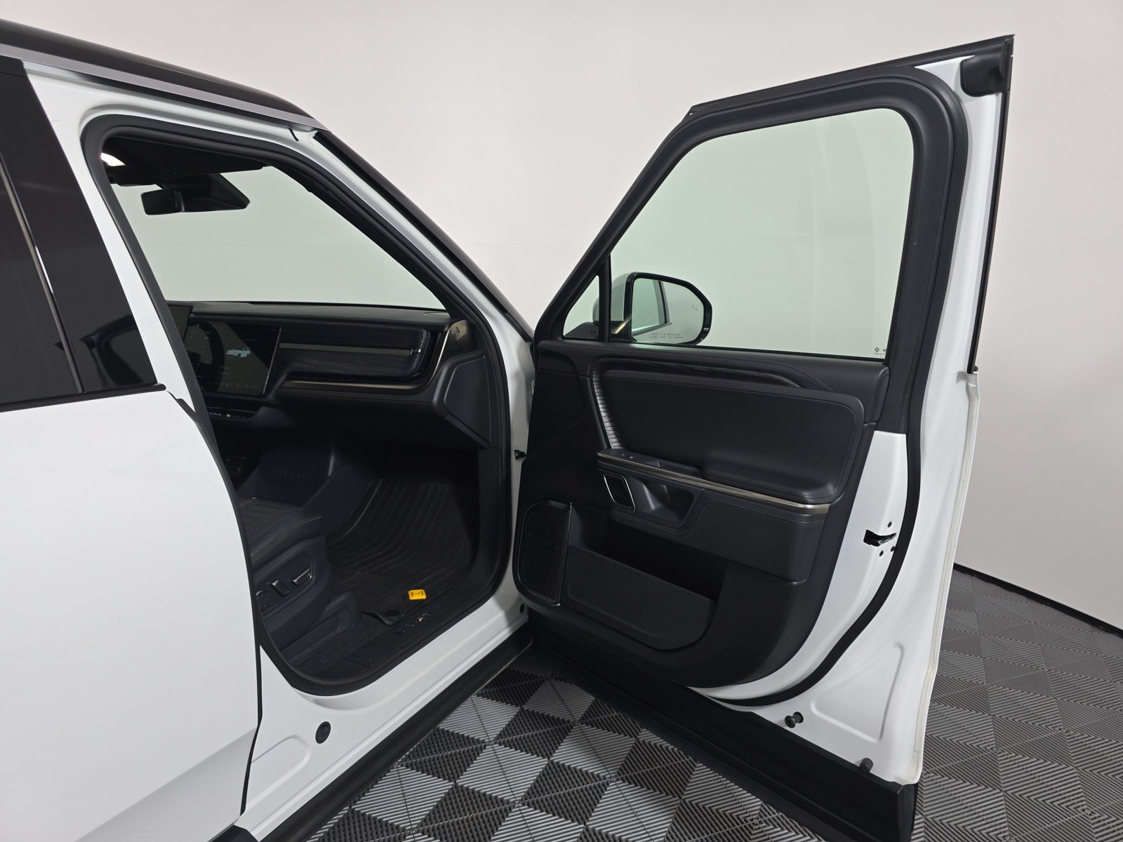 Used 2023 Rivian R1S Adventure AWD/4WD image 18