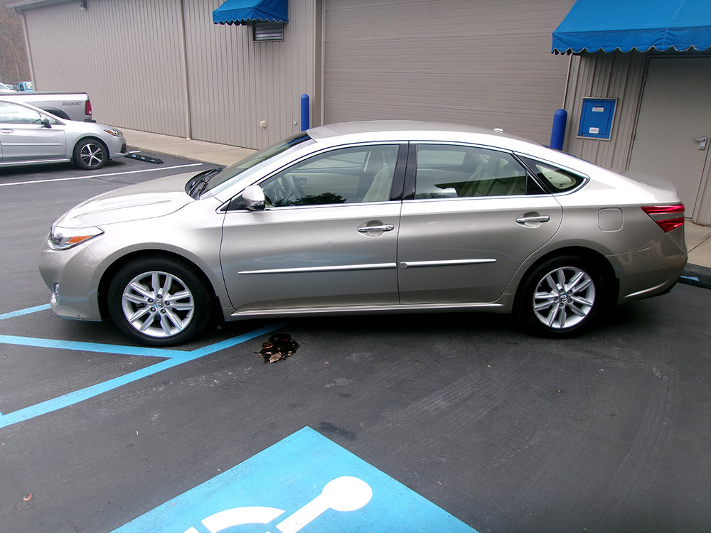 Used 2015 Toyota Avalon XLE w/ Preferred Accessory Package FWD image 2
