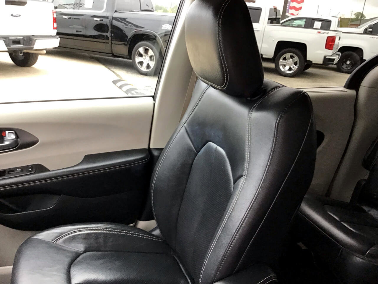 Used 2022 Chrysler Pacifica Touring-L image 17