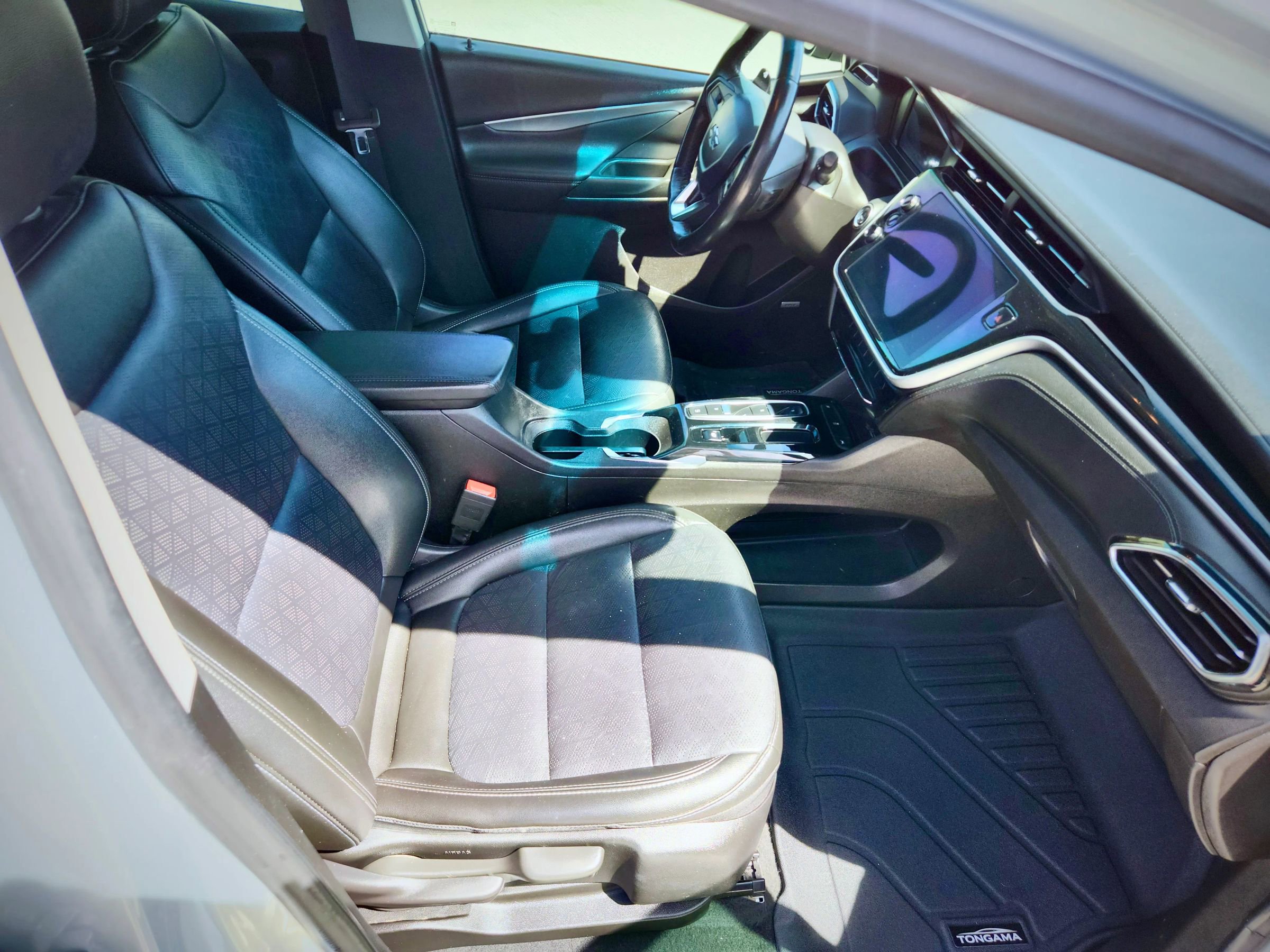 Used 2023 Chevrolet Bolt LT w/ Infotainment Package FWD image 31