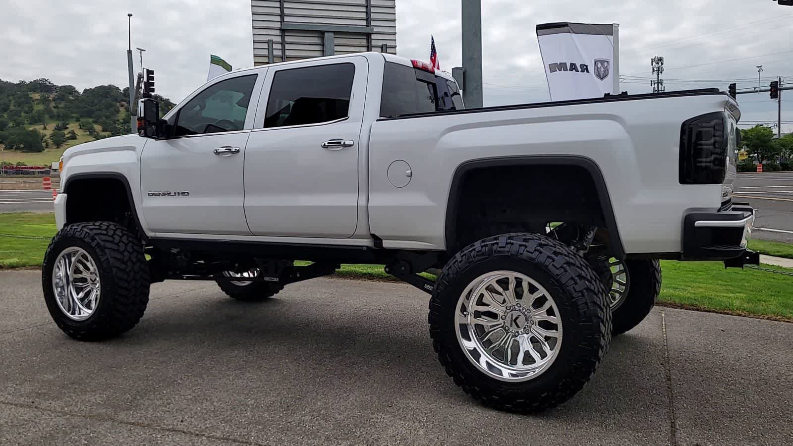 Used 2019 GMC Sierra 2500 Denali w/ Duramax Plus Package AWD/4WD image 6
