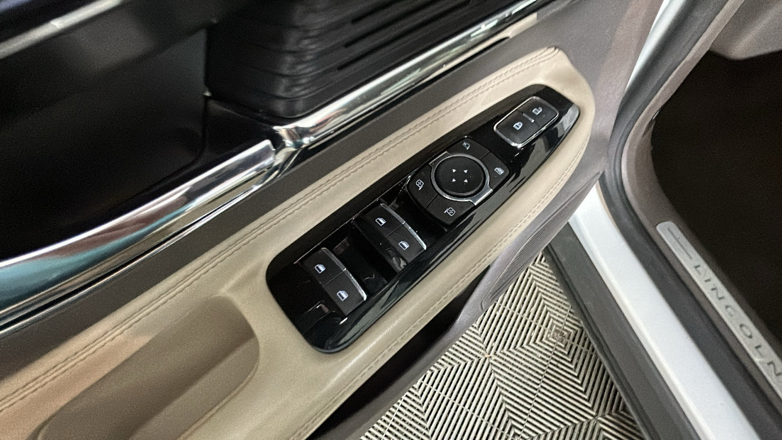 Used 2021 Lincoln Corsair AWD w/ Equipment Group 101A image 13