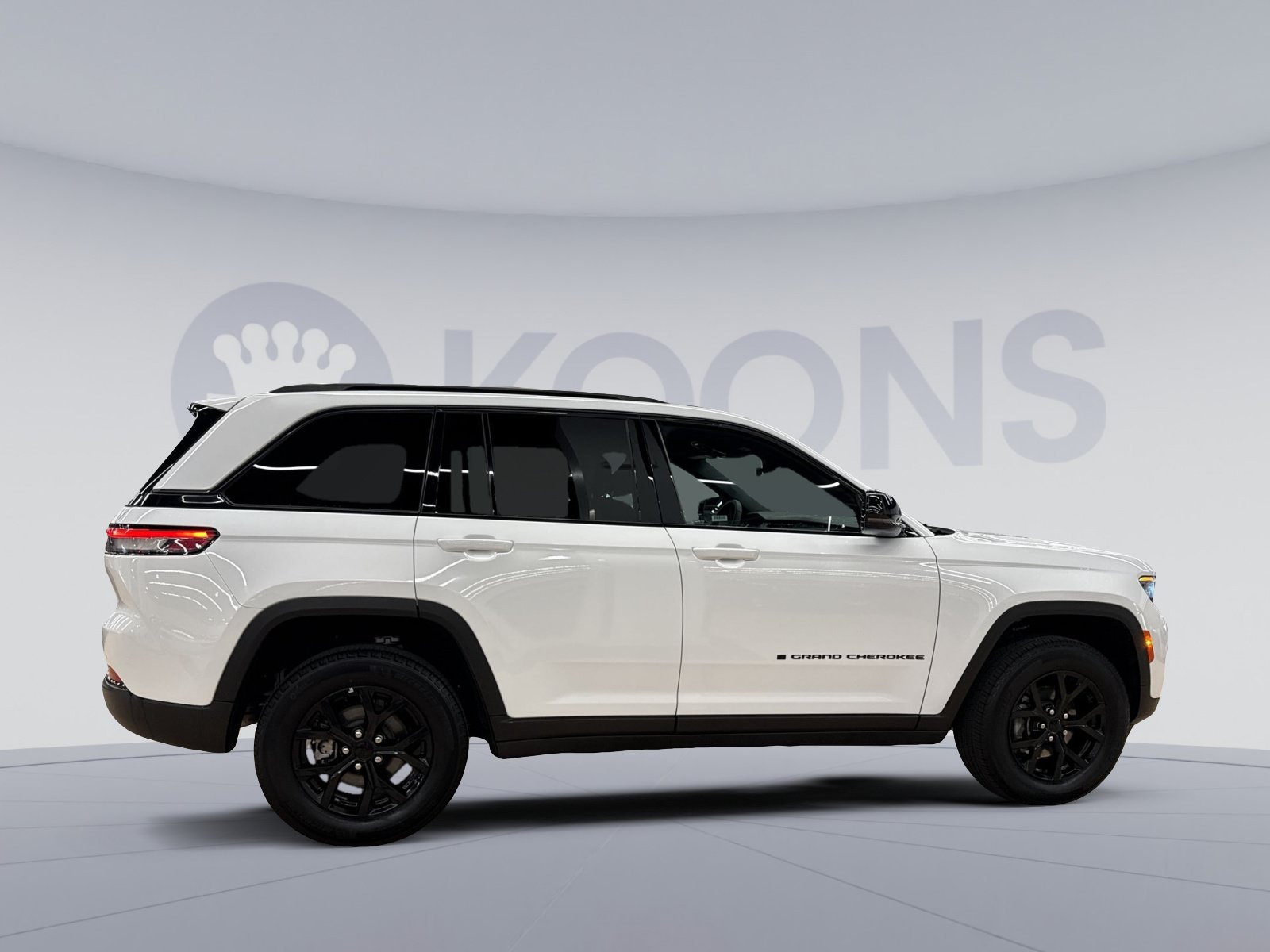 Used 2025 Jeep Grand Cherokee Altitude AWD/4WD image 12