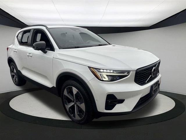 Used 2023 Volvo XC40 B5 Plus w/ Driver Assist Package image 4