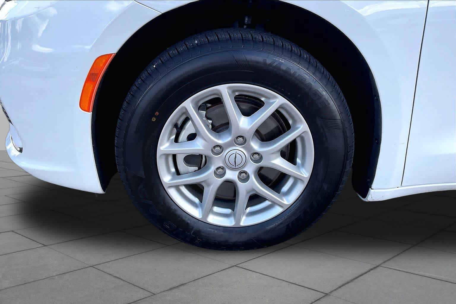 Used 2025 Chrysler Pacifica Select FWD image 10