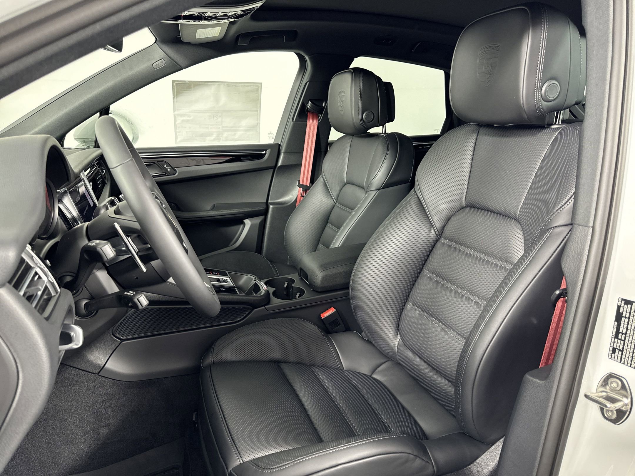 Certified 2025 Porsche Macan image 5