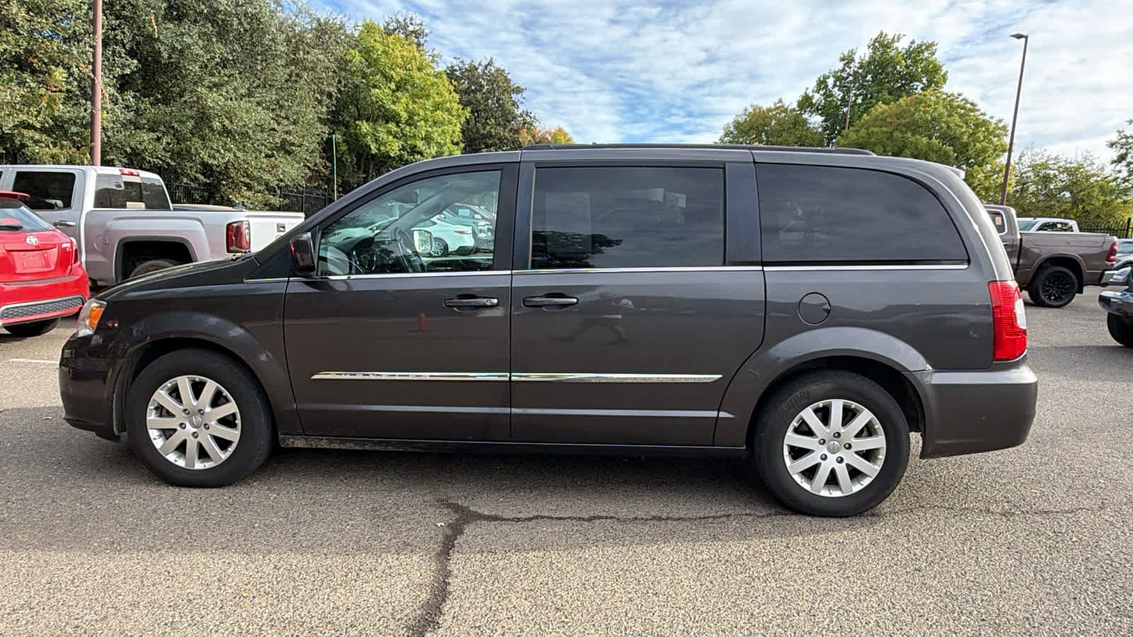 Used 2015 Chrysler Town & Country Touring FWD image 8