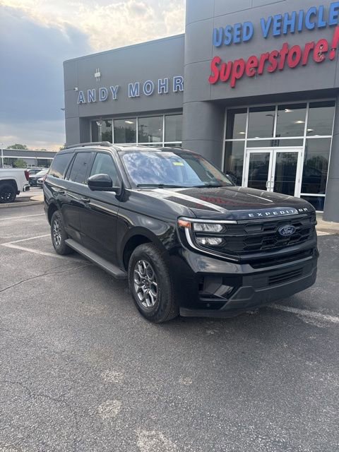 Used 2025 Ford Expedition Active AWD/4WD image 2