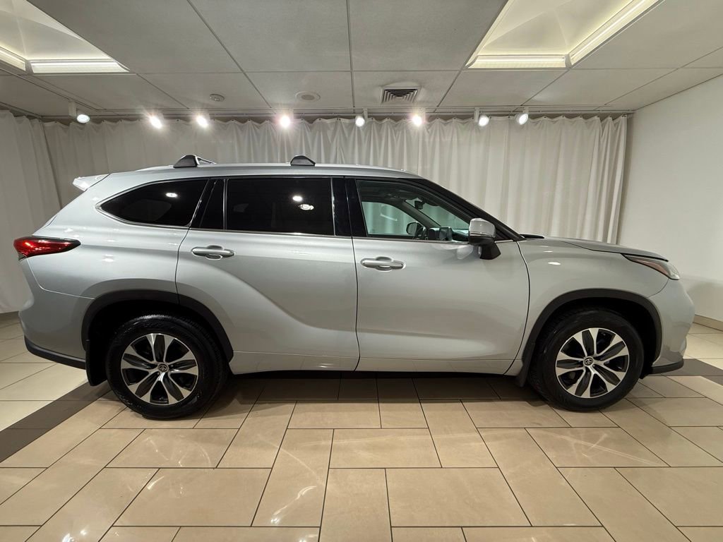 Used 2022 Toyota Highlander XLE image 6