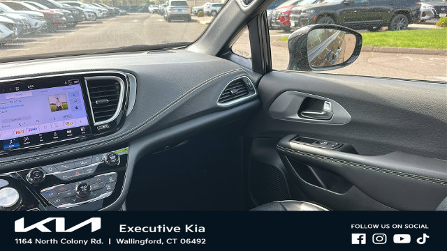 Used 2025 Chrysler Pacifica Limited FWD image 22