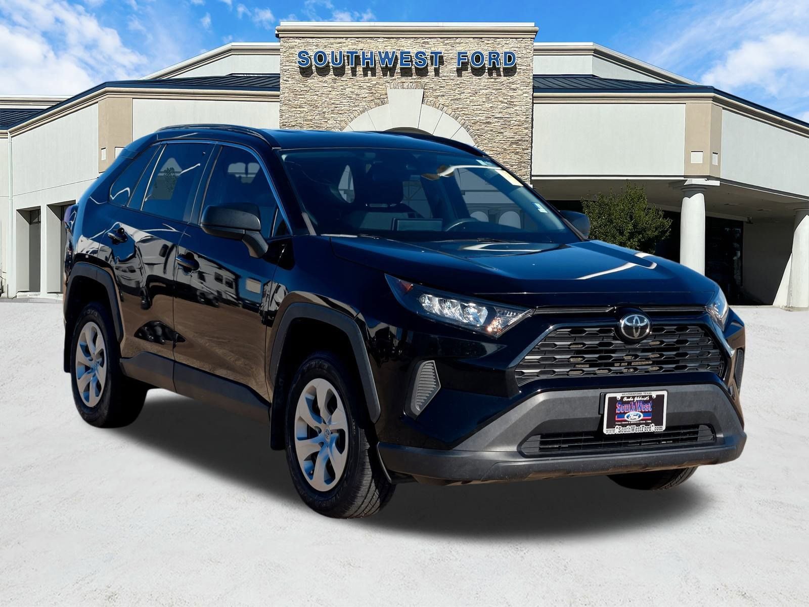 Used 2021 Toyota RAV4 LE image 1