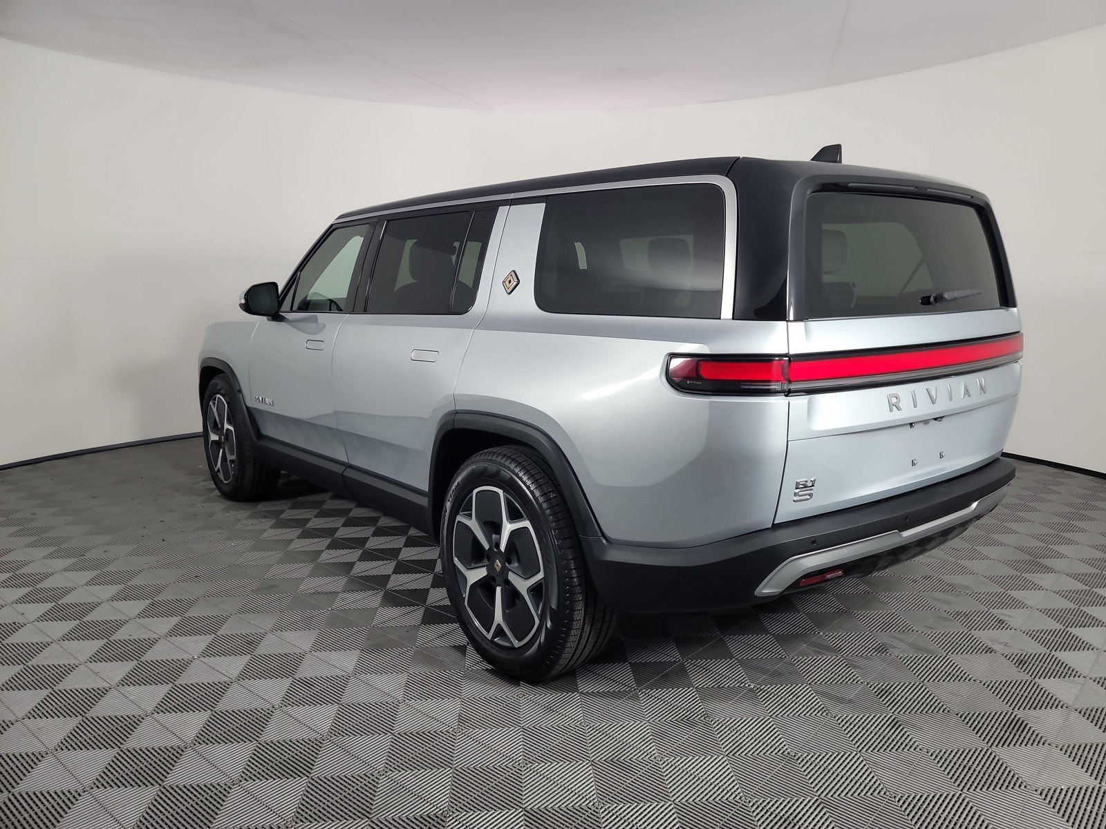 Used 2024 Rivian R1S Adventure image 3