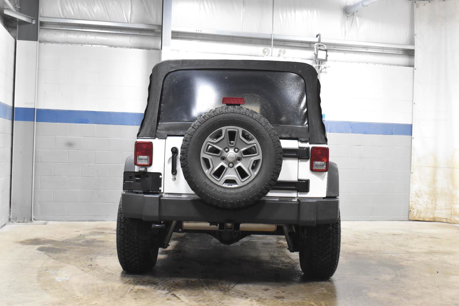 Used 2015 Jeep Wrangler Unlimited Rubicon w/ Connectivity Group image 19