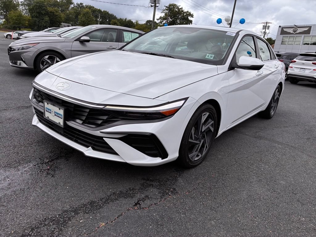 Used 2025 Hyundai Elantra Limited FWD image 3